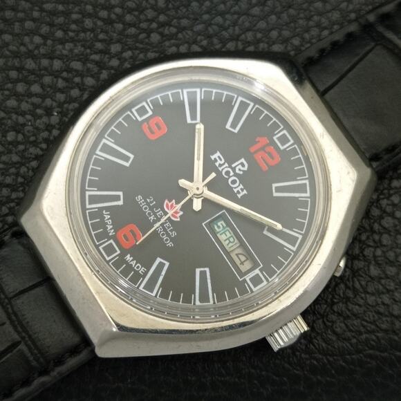 Vintage 1978 Ricoh Automatic Mens Silver Watch W/daydate & Red accents - Picture 6 of 10